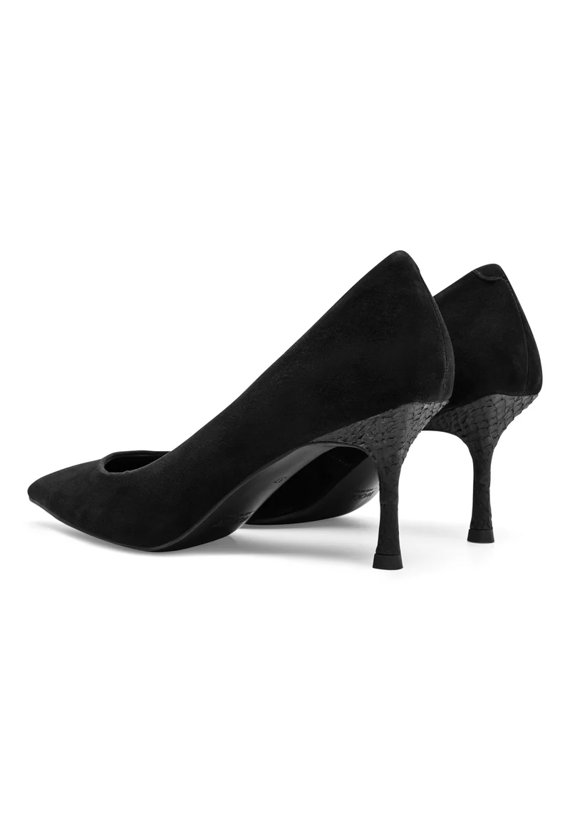 Laura S - Black