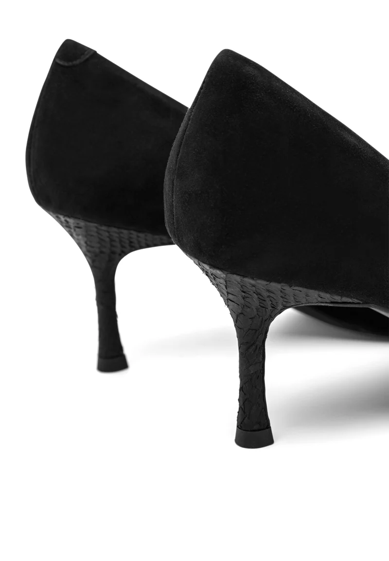 Laura S - Black