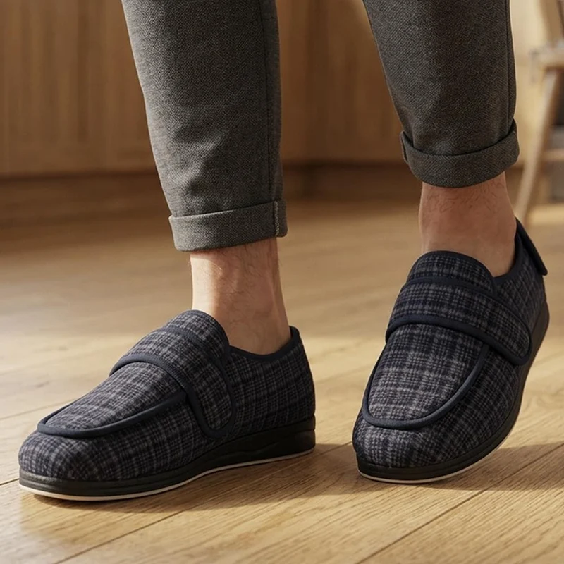 Wide Fit Dual Touch Fasten Slippers - QING40030 / 326 483 - Navy