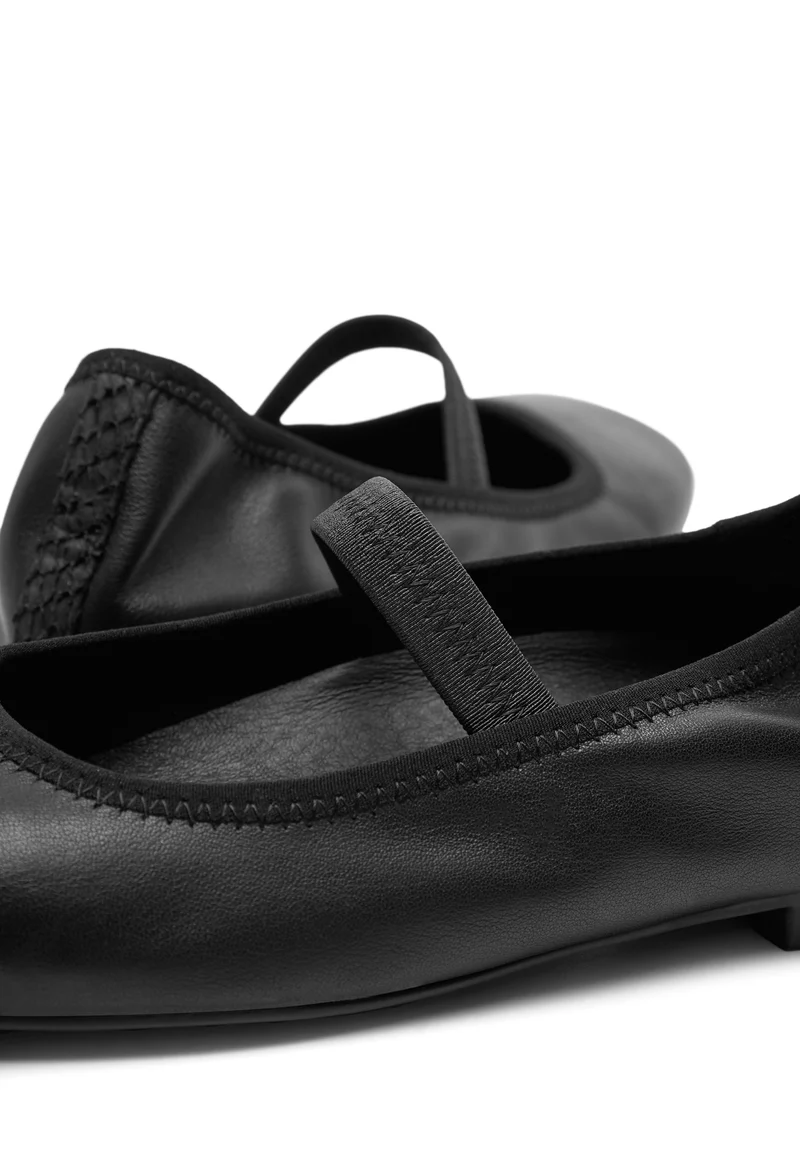 Cath L - Black