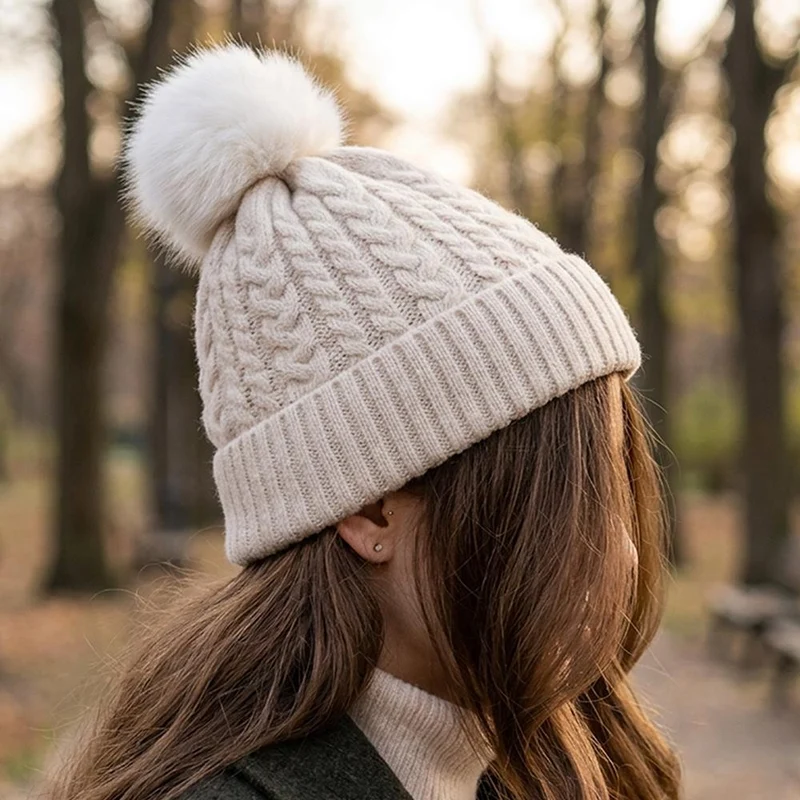 Warm Knitted PomPom Hat - SISK44003 / 329 900 - Off White