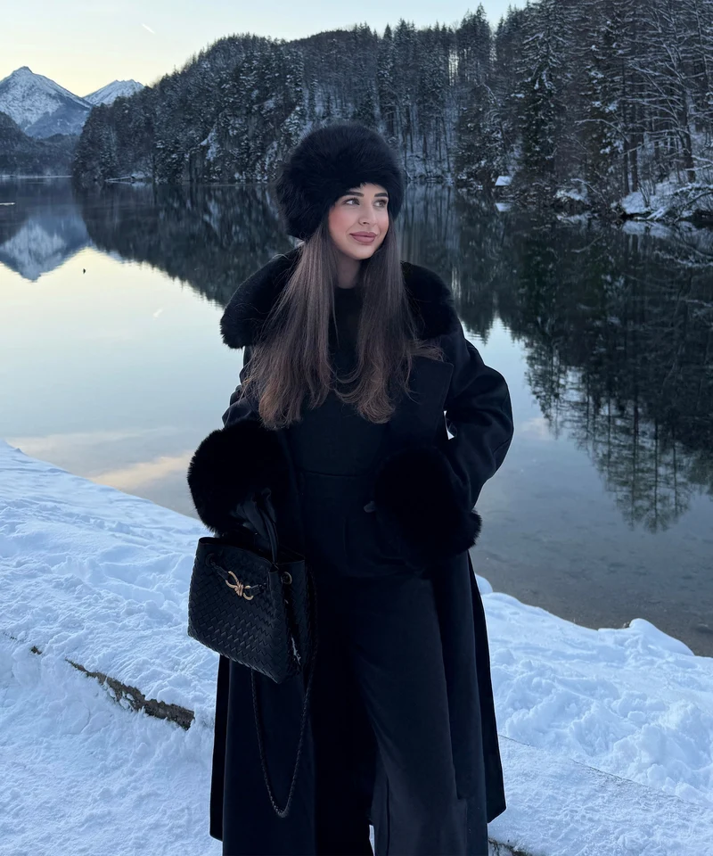 Mantel Jolie mit Felldetails Schwarz