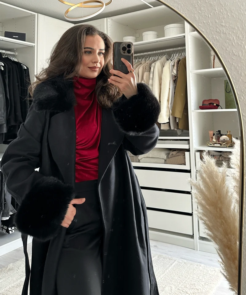 Mantel Jolie mit Felldetails Schwarz