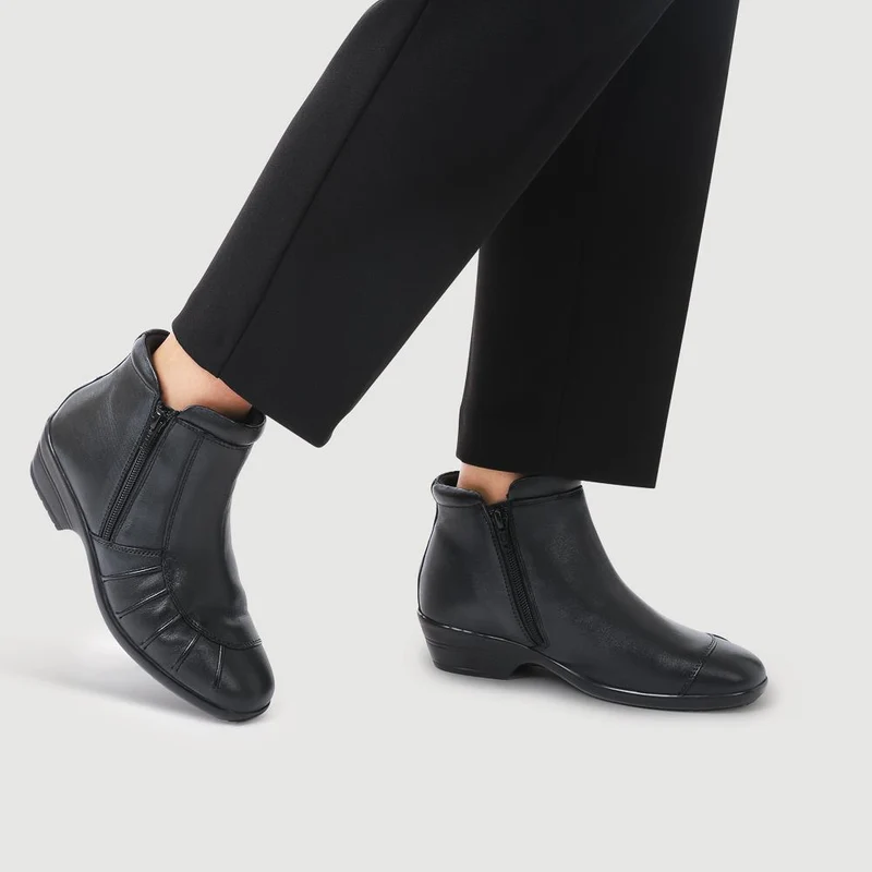 Lightweight Leather Ankle Boots - KF38012 / 324 468 - Black