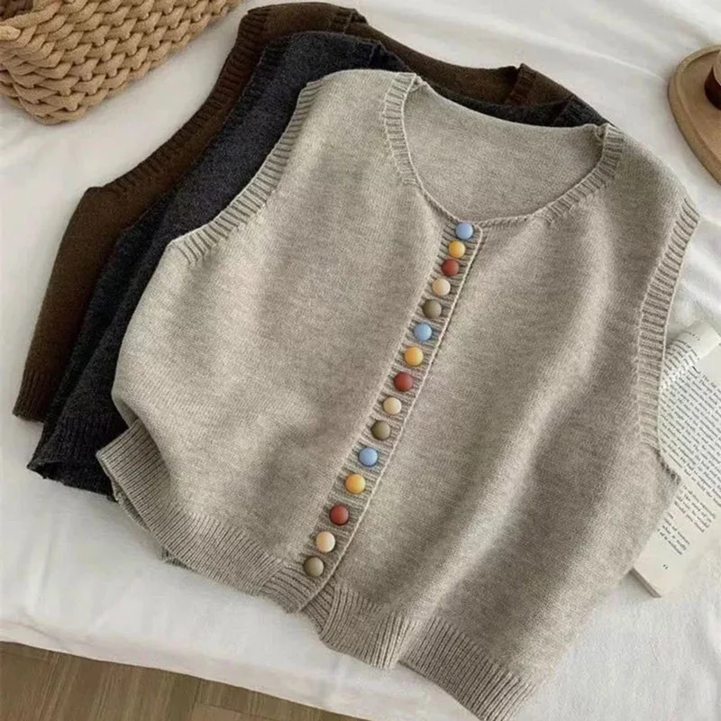 Mia | Damen Strickweste Ärmellos Bunten Knöpfen Rundhals