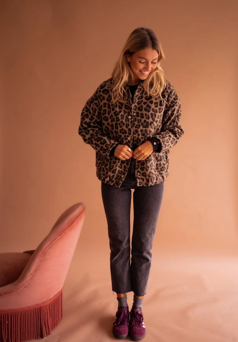 Luisa | Damen Steppjacke Oversized Leopardenmuster Druckknopf