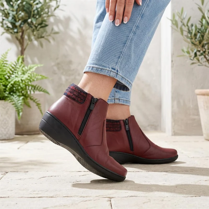 Wide-Fit Leather Lightweight Ankle Boots - LUCK42000 / 328 506 - Burgundy