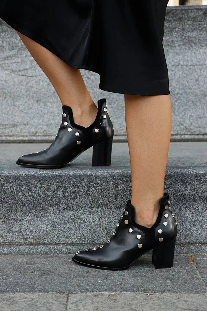 Lena | Damen Ankle Boots Schwarz Spitz Genietet Blockabsatz