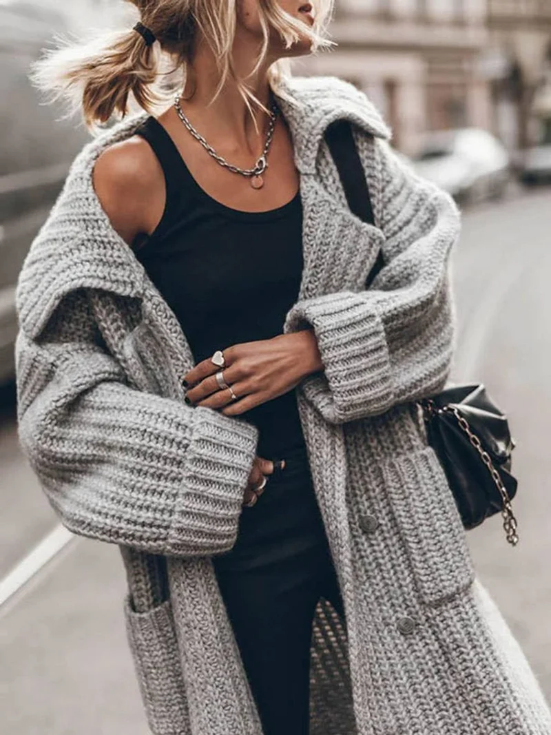 Lena | Damen Oversized Grobstrick-Cardigan mit Revers und Knopfleiste