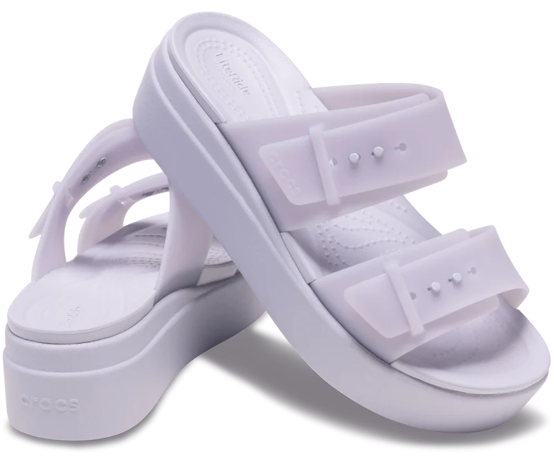 CROCS Brooklyn Sandalen mit Schnalle und niedrigem Keilabsatz - Lila Mond