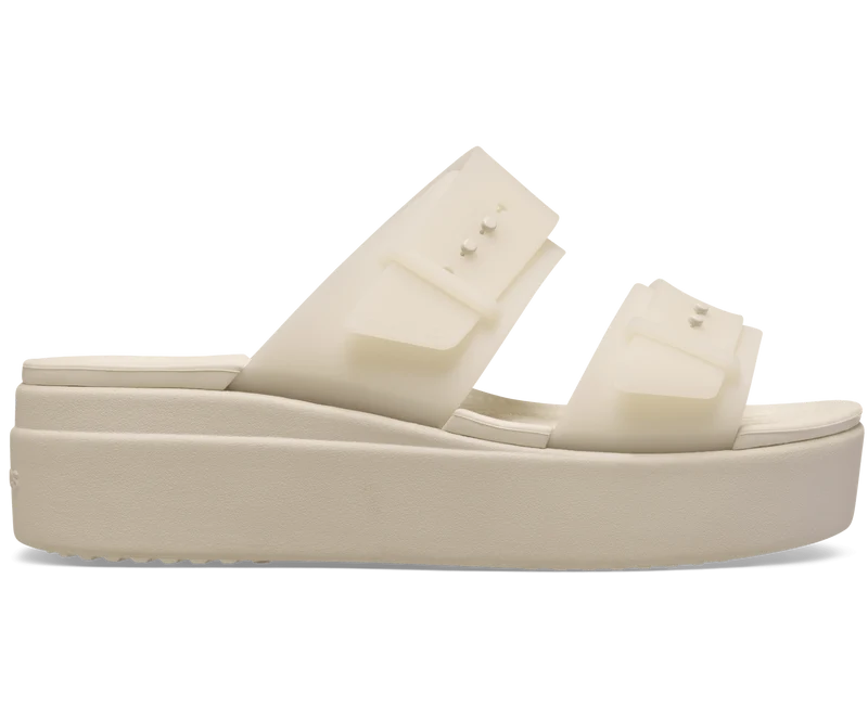 CROCS Brooklyn Buckle Frosted Low Wedge Sandal - Sandstein