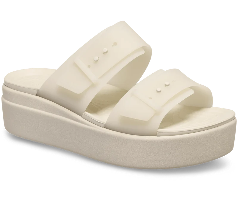CROCS Brooklyn Buckle Frosted Low Wedge Sandal - Sandstein