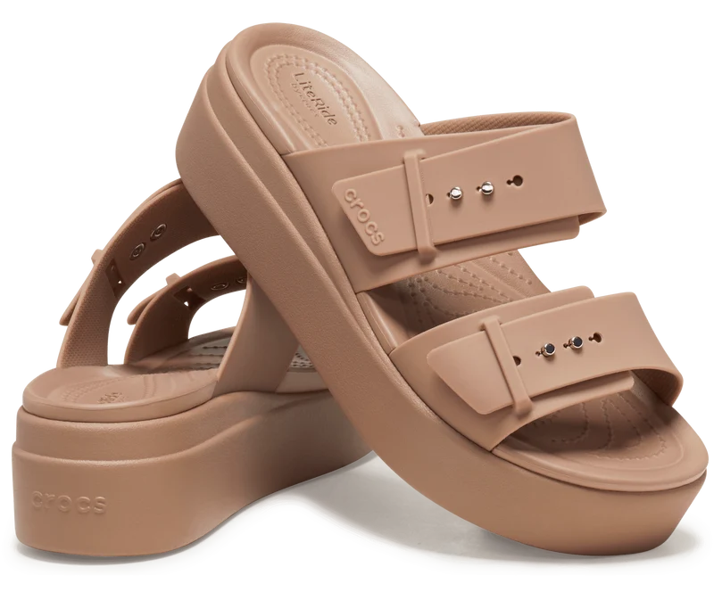 CROCS Unisex Brooklyn Sandalen mit niedrigem Keilabsatz und Schnalle - Latte