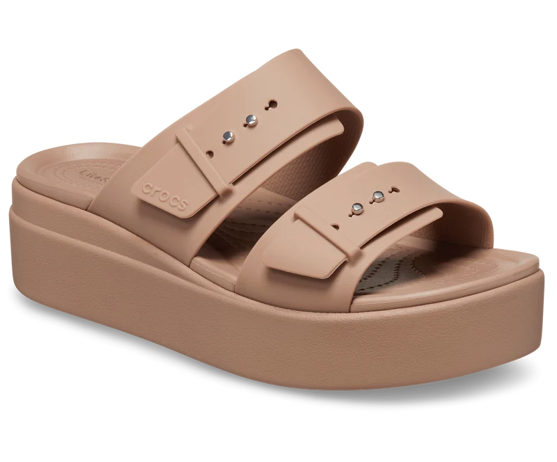 CROCS Unisex Brooklyn Sandalen mit niedrigem Keilabsatz und Schnalle - Latte