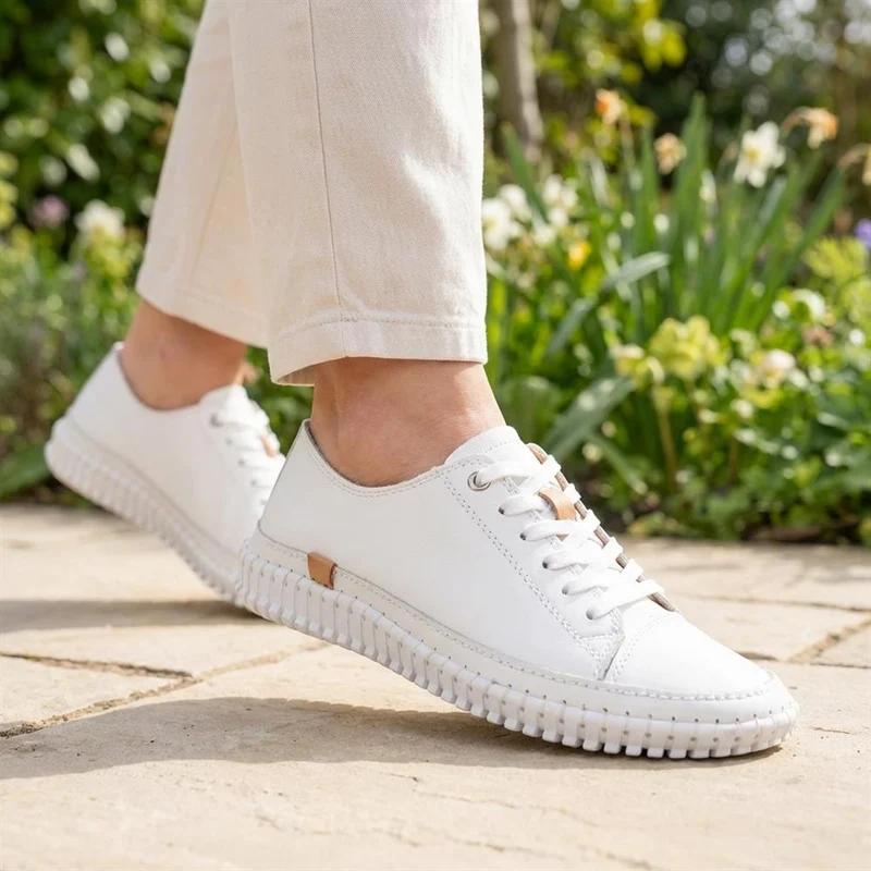Leather Flexible Lightweight Lace Up Trainers - BRK43031 / 328 944 - White