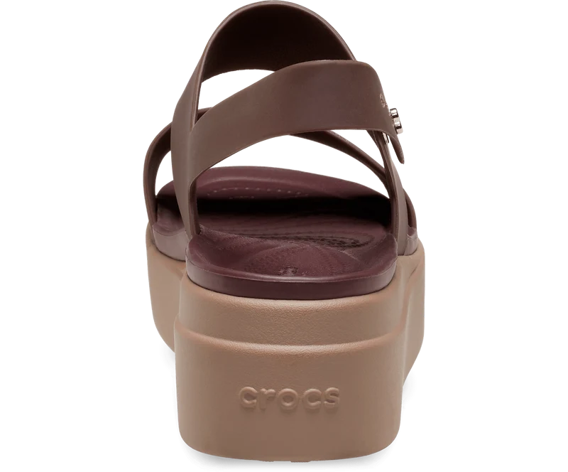 Crocs Damen-Sandale „Brooklyn“ mit niedrigem Keilabsatz – Mokka / Pilz
