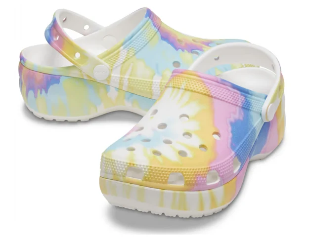 Crocs Unisex Classic Plateau Clog mit Batikmuster - Weiß / Mehrfarbig