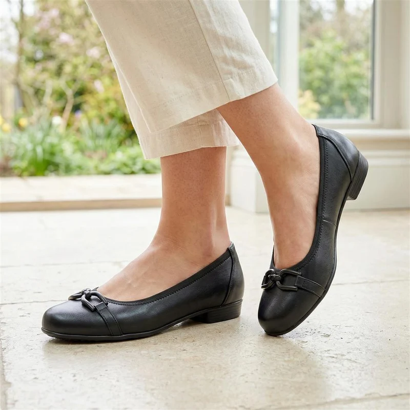 Wide Fit Buckle Detailed Pumps - WK43001 / 328 967 - Black