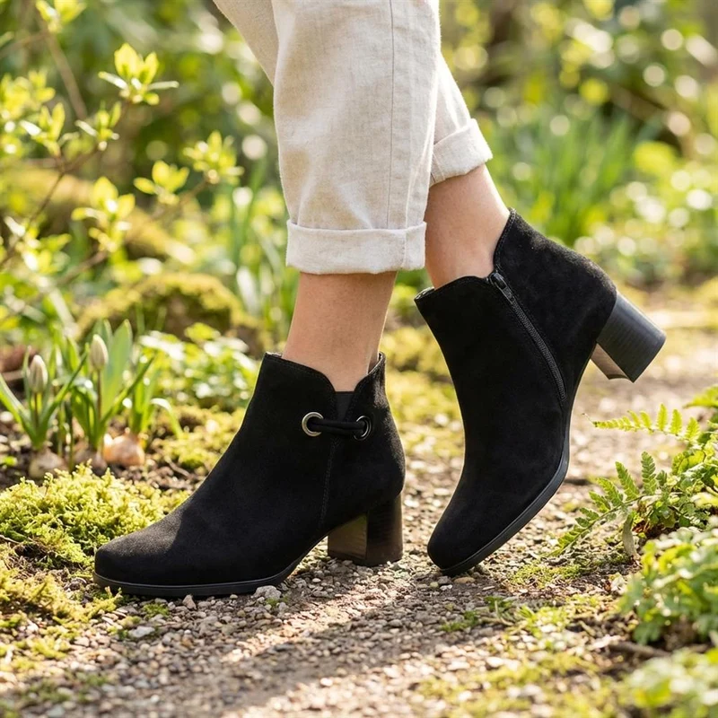 Leather Ankle Boots With Block Heel - GAB42020 / 329 514 - Black