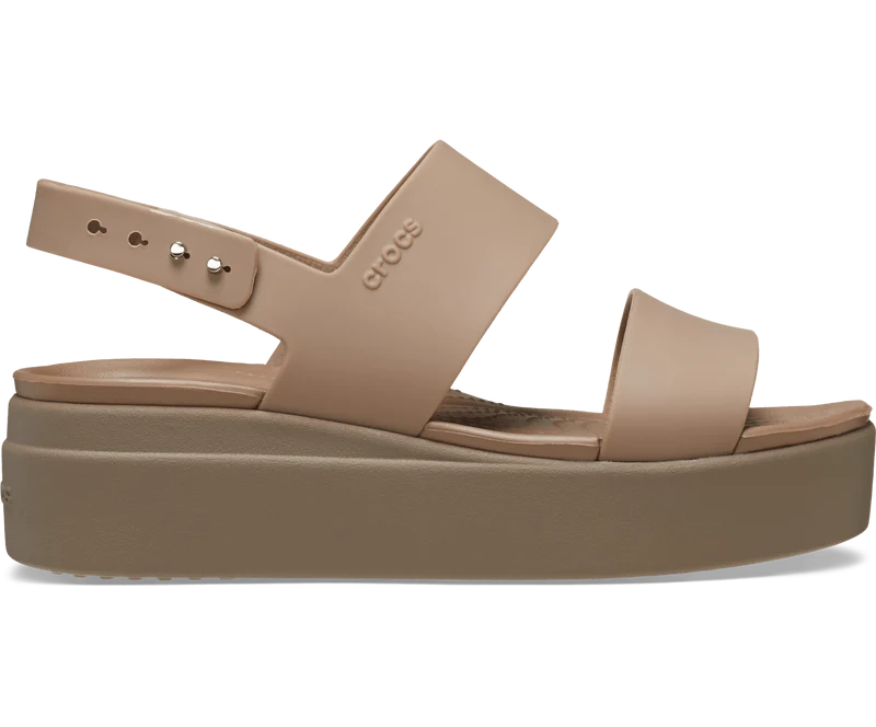 Crocs Brooklyn Sandalen mit niedrigem Keilabsatz für Damen - Latte / Pilz