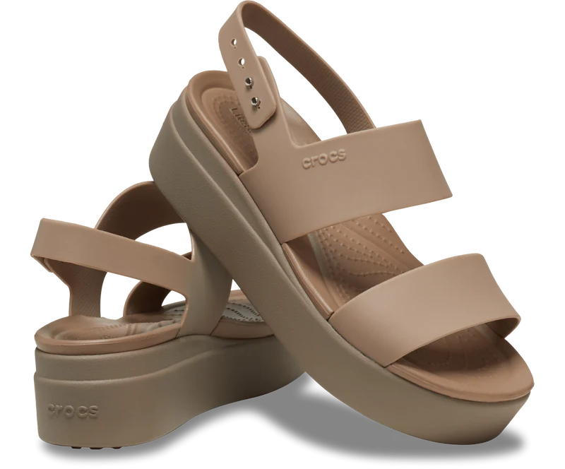 Crocs Brooklyn Sandalen mit niedrigem Keilabsatz für Damen - Latte / Pilz