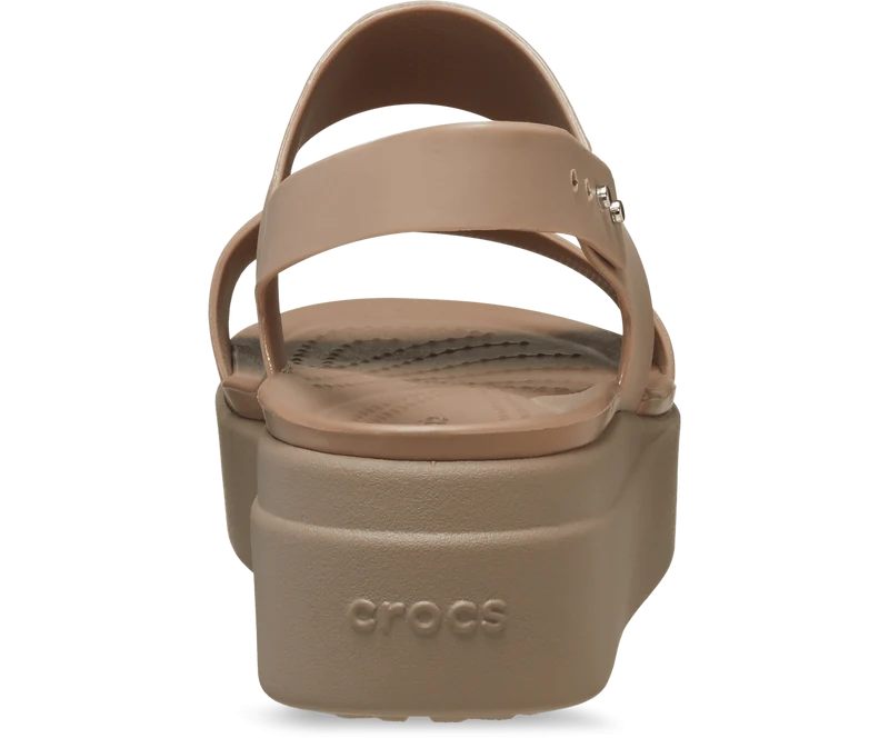 Crocs Brooklyn Sandalen mit niedrigem Keilabsatz für Damen - Latte / Pilz