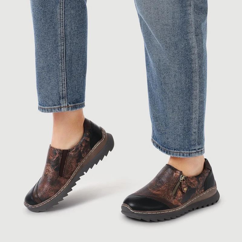 Casual Slip-On Shoes - PINYI41000 / 327 080 - Brown Croc