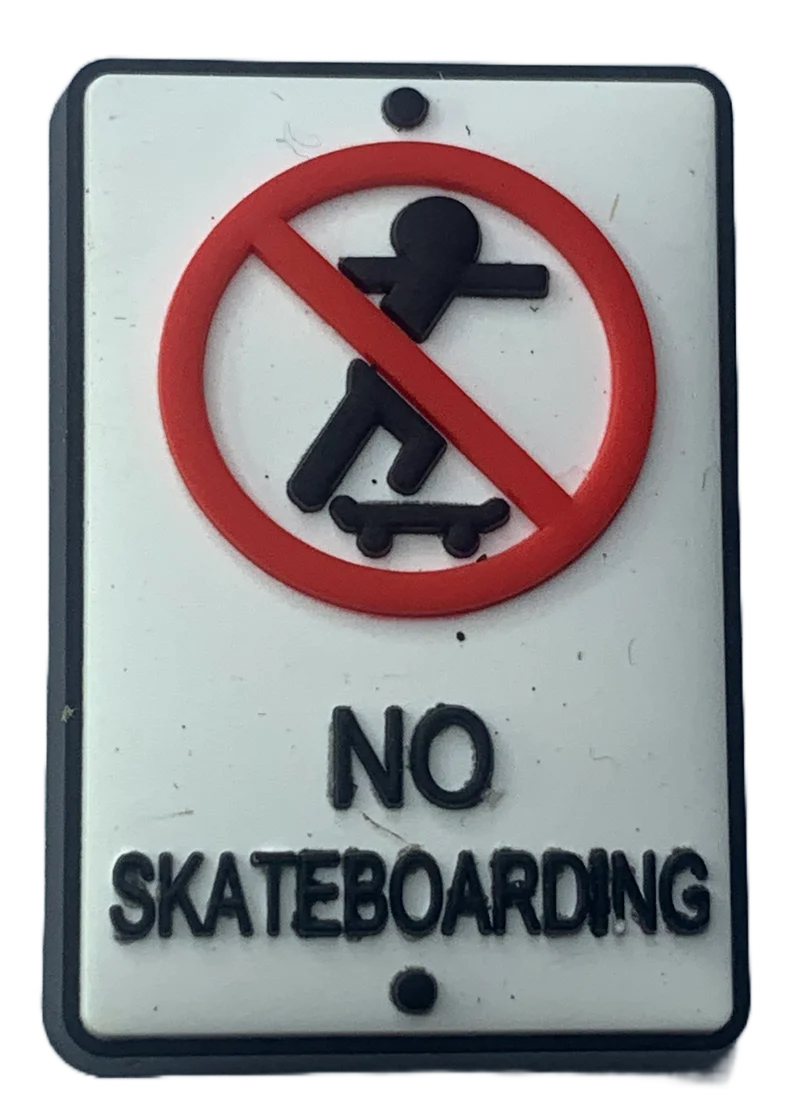 Crocs Jibbitz „Kein Skateboaring“-Charm