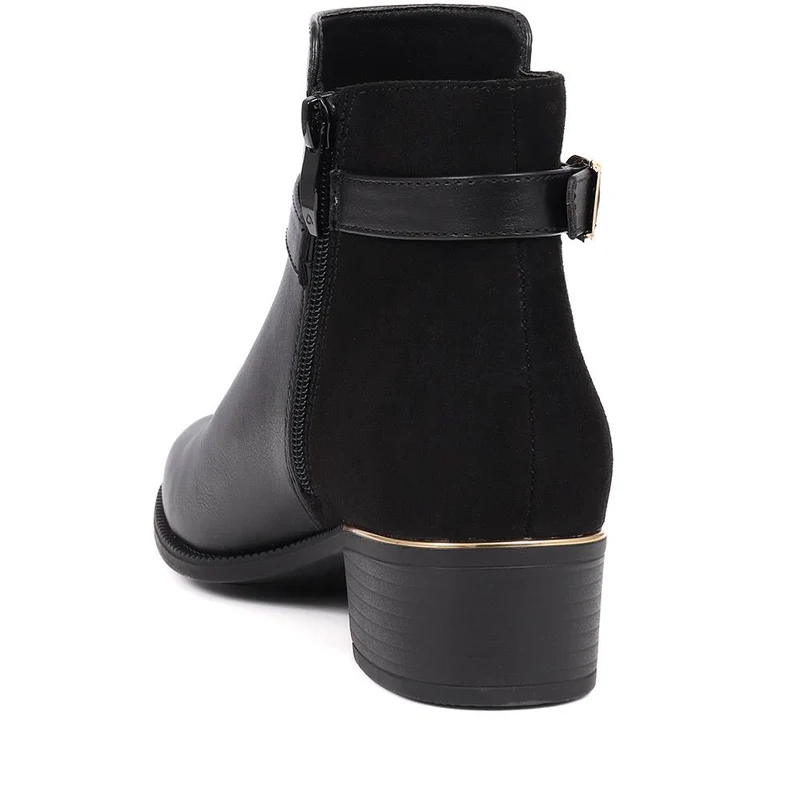 Zip-Detail Heeled Ankle Boots - WOIL40041 / 326 047 - Black